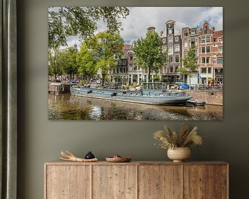 Woonboot in de Amsterdamse Grachten van John Kreukniet