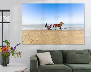 Met paard en wagen over het strand van Tony Buijse