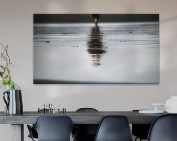 Reflectie op het strand van Alex Hamstra