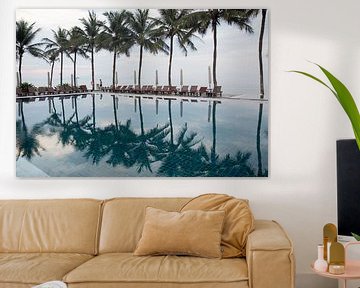 Palmbomen weerspiegeld in zwembad van Jolanda van Eek