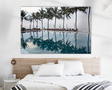 Palmbomen weerspiegeld in zwembad