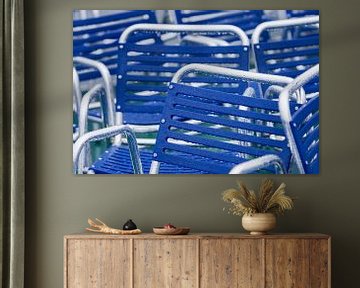 Chaises de terrasse sous la pluie.