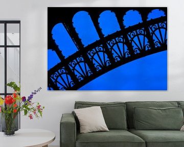 Nahaufnahme Eiffelturm Paris in Silhouette. von Hennnie Keeris
