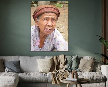 Bejaarde vrouw in Indonesië van Anita Tromp