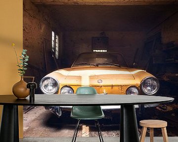 Gele Fiat in Verlaten Garage. van Roman Robroek - Foto's van Verlaten Gebouwen