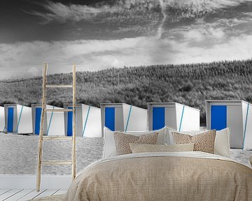 Strandhuisjes op het Noordzee strand in Zwart Wit en Blauw van Sjoerd van der Wal Fotografie