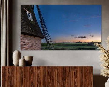 De molen met zonsondergang