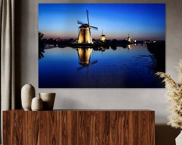 Moulins de Kinderdijk pendant l'heure bleue