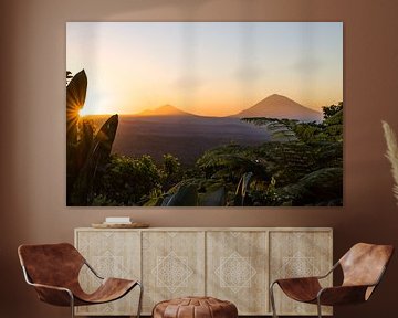 Zonsopgang vanuit de jungle bijj de Agung vulkaan en Jatiluwih, Bali van Bart Hageman Photography