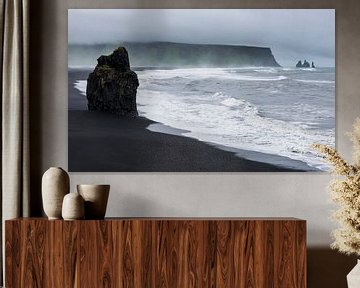 Arnardrangur op het zwarte zand strand, IJsland van Daan Kloeg