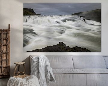 Gullfoss Waterval met bergen op IJsland van Daan Kloeg