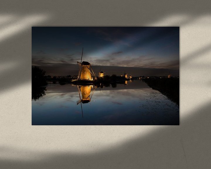 Sfeerimpressie: Verlicht molens van Kinderdijk in de avond van Patrick van Oostrom
