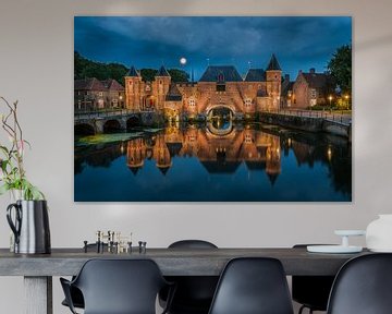 Blauwe uur bij de Koppelpoort in Amersfoort van Edwin Mooijaart