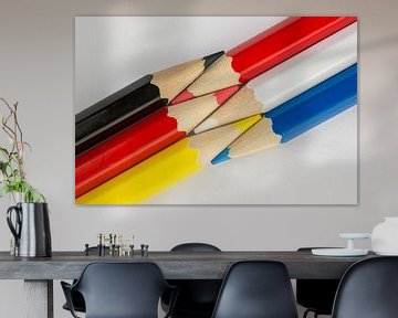 Collectie van bont gekleurde potloden als achtergrond  van Tonko Oosterink