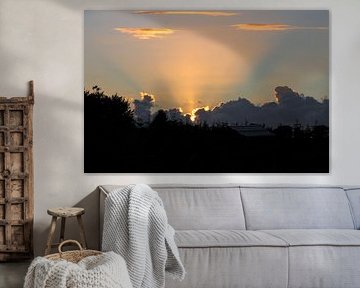 Wolkenpartij met ondergaande zon