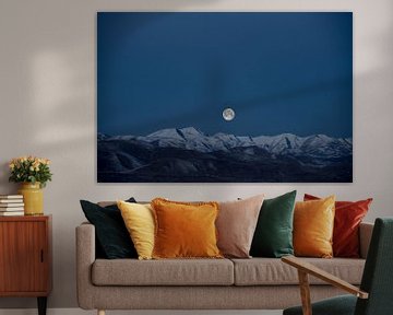 Volle maan boven besneeuwde bergtoppen van Roger VDB