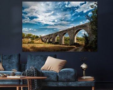 Oude aquaduct (waterbrug) uit Romeinse tijd nabij Montpellier (Frankrijk) met blauwe lucht en witte  van Sven Van Santvliet