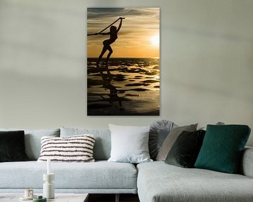 Artistiek naakt met een touw op de waddenzee bij zonsondergang van Arjan Groot