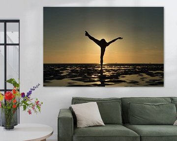 Nu Artistique dans la mer des Wadden sur une jambe dans une hélice de pose
