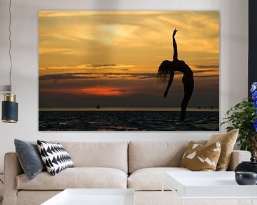 Künstlerische Akt Silhouette mit Sonnenuntergang im Wattenmeer von Arjan Groot