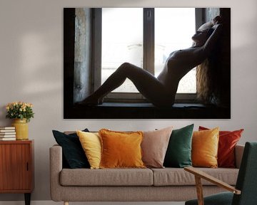 Künstlerische Akt Frau in Pose sitzt am Fenster von Arjan Groot