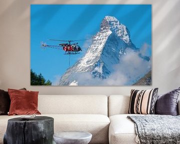 Reddingshelikopter Lama voor de Matterhorn van Menno Boermans
