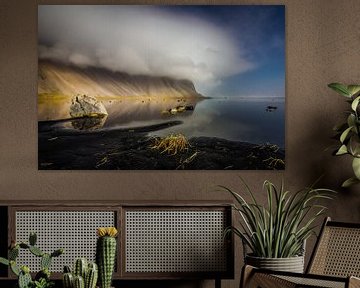 Vestrahorn in de wolken (Stokksnes, IJsland) van Edwin van Wijk