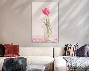 Roze tulp in een vaas von LHJB Photography