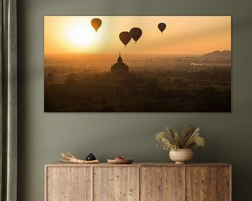 Sonnenaufgang über der Tempelstadt Bagan auf Myanmar mit Heißluftballons von Francisca Snel