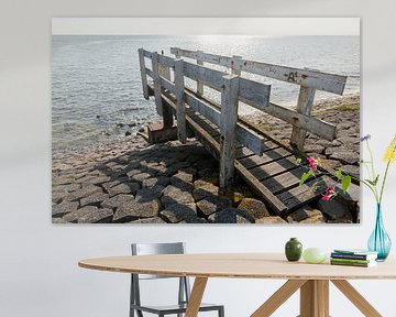 Watersluisje met bedieningssteiger op het eiland Vlieland