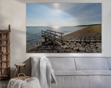 Watersluisje met bedieningssteiger op het eiland Vlieland van Tonko Oosterink