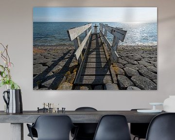 Watersluisje met bedieningssteiger op het eiland Vlieland van Tonko Oosterink