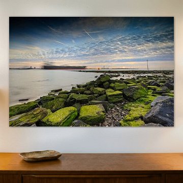 un navire à travers la nouvelle voie navigable