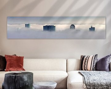 Panorama wolkenkrabbers in de mist te Rotterdam van Anton de Zeeuw