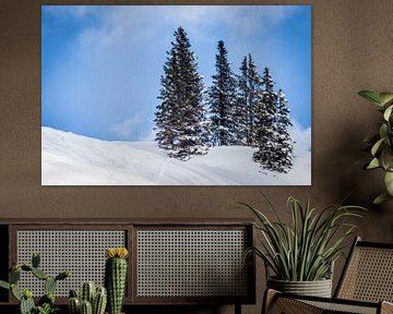 Landschap met besneeuwde bergen en naaldbomen tegen blauwe lucht met zachte wolken van Dennis Kuzee