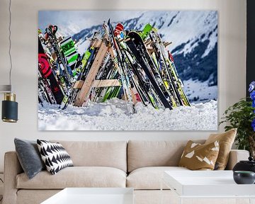 Ski's en snowboards tegen winters berglandschap van Dennis Kuzee