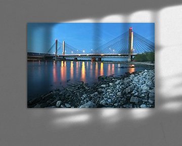 de brug Zaltbommel in avondschemer van Jasper van de Gein Photography