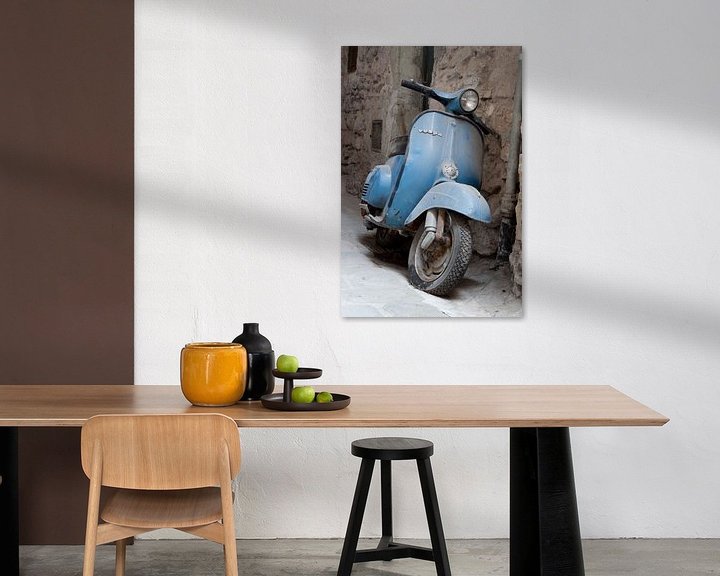 Sfeerimpressie: scooter in Airole, Italie van Arnoud Kunst