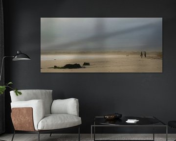 Strand met dreigende lucht van Jos van Ooij