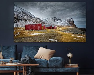 Winterlandschap met rode schuren op de Lofoten in noord Noorwegen van Chris Stenger