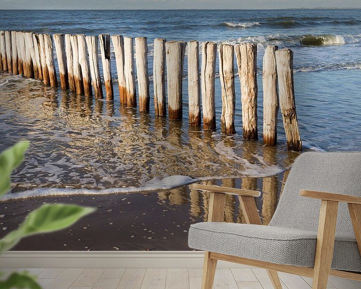 Sfeerimpressie behang: houten golfbreker palen bij kust Cadzand-bad - no. 2 van Arnoud Kunst