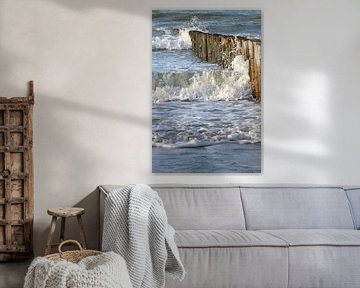 Strand mit hölzernen Wellenbrecherpfosten von Arnoud Kunst