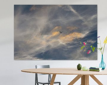 zeelucht met vogel silhouette - 2 van Arnoud Kunst
