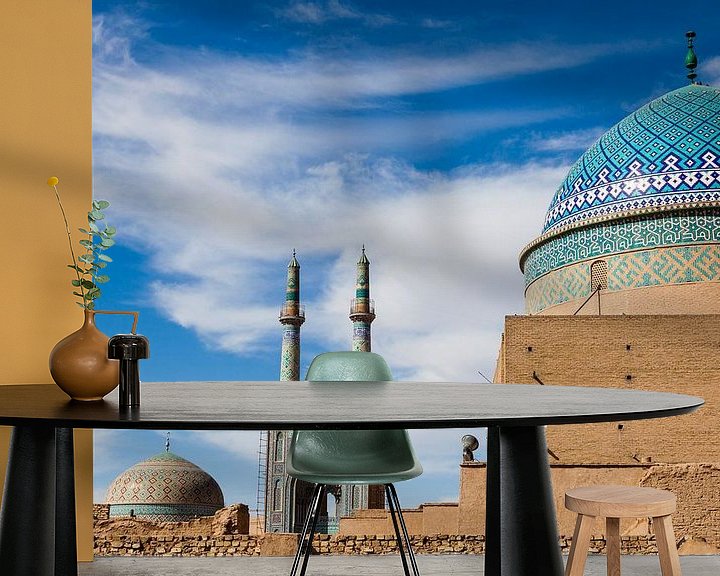 Sfeerimpressie behang: Blauwe moskee architectuur in Yazd, Iran van Bart van Eijden