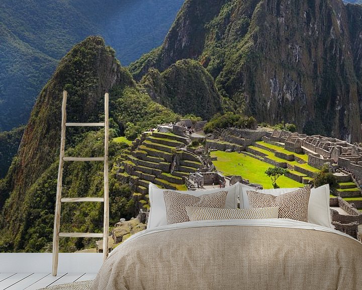 Sfeerimpressie behang: Machu Picchu, Peru - een bovenaanzicht van Bart van Eijden