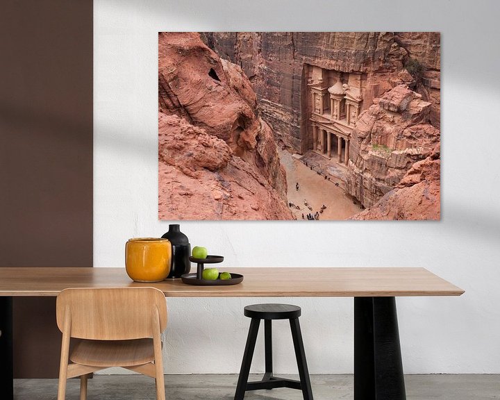 Sfeerimpressie: De ruïnes van Petra, een historische stad in Jordanië van Bart van Eijden