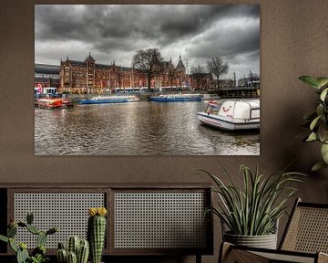 rondvaartboten voor centraal station van Jaap Voets