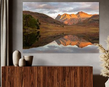 Perfecte spiegel aan Blea tarn, Lake District van Jos Pannekoek