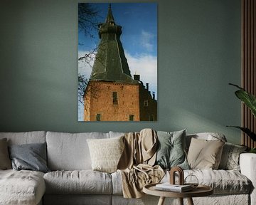 Toren van kasteel Doorwerth gespiegeld in het water. van Kees Jansen