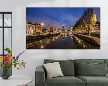 Nachtopname van de stadsgracht van Leeuwarden by Harrie Muis